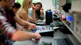 Über moderne Labore verfügt der DHBW-Campus Bad Mergentheim, der in diesem Jahr 20 wird.