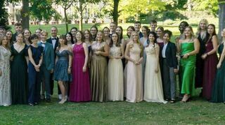 Die Abiturienten des Wirtschaftsgymnasiums Bad Mergentheim mit ihren Klassenlehrern, dem Schulleiter Volker Stephan und Abteilungsleiter Walter Kraus.