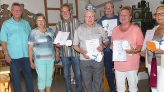 Ehrungen: Termin- und krankheitsbedingt konnten nicht alle zu Ehrenden anwesend sein. Auf dem Bild die Geehrten mit dem Vorsitzenden Hans Dieter Deininger (links) und der Vertreterin des Kreisverbandes Gudrun Meuthen (Zweite von rechts), die Deininger mit der goldenen Verdienstnadel des Landesverbandes auszeichnete.