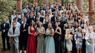 Ihr Abitur feierten die Absolventinnen und Absolventen des Wertheimer Dietrich-Bonhoeffer-Gymnasiums im Garten des Hofgartenschlösschens.