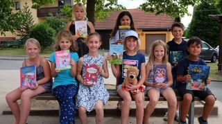 Die Teilnehmer des Vorlesewettbewerbs: (unten, von links) Emmi Dosch, Leonie Rödelmeier, Jana Stang, Jasmina Klenk, Luisa Roth, Marvin Ballweg, (oben, von links) Milana Wein, Miriam Mandefro und Mika Elter.