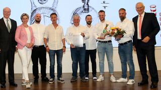 Bernhard Böhrer (Fünfter von rechts) freut sich für „Logiccloud“ aus Hollerbach über den ersten Platz beim „Gründerpreis Baden-Württemberg“.