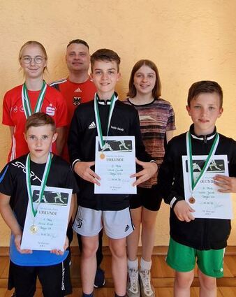 Auf dem Bild (hinten von links): Svenja Heinrich, Trainer Hubert Heinrichs,Chiara Thoma. Vorne von links: Enrico Ernst, Louis Jacob, Lucas Jacob.