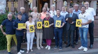 Eine Spende „in historischer Höhe“ überreichte der Lions-Club Madonnenland an den Landkreis.