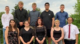 Verabschiedet wurde die Abschlussklasse der Werkrealschule Urphar-Lindelbach von Klassenlehrerin Isabel Schreck (vorne, links) und dem kommissarischen Schulleiter Dieter Fauth (vorne, rechts).