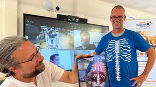 Tobias Endres (links) und Ulf Neumann demonstrieren im Rahmen eines Workshops die Möglichkeiten, die Tablets und „Augmented Reality“ für den Unterricht an Schulen bieten. Der Veranstaltung wurde live aus dem neuen „Maker Space“ am Kreismedienzentrum in Distelhausen übertragen.