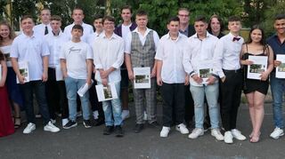 Die erfolgreichen Absolventinnen und Absolventen der Hauptschule an der Gemeinschaftsschule Wertheim mit ihren Lehrern Jan Hering und Ralf Knüttel.