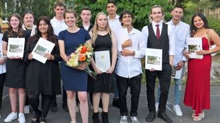 Über die bestandene Realschulabschlussprüfung freuten sich die Zehntklässlerinnen und Zehntklässler der Gemeinschaftsschule Wertheim mit Klassenlehrerin Ramona Pfenning.