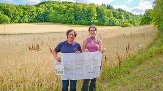 Noch ist es ein Getreidefeld, doch in Aussicht ist das neue, dringend benötigte Tierheim in Bad Mergentheim bereits. Rund 600 000 Euro muss der Tierschutzverein Bad Mergentheim und Umgebung noch in Eigenregie stemmen, um das 2,3 Millionen Euro-Projekt zu verwirklichen. Vorsitzende Heidrun Leiss-Schott (links) und Jasmin Paul, zweite Vorsitzende, sind auf Spenden und die Unterstützung der Bevölkerung angewiesen. Am 15. Oktober findet eine Spendengala in der Wandelhalle statt.