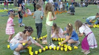 Viele fleißige Kinderhände halfen mit.