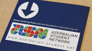 <p>Auf dem als Einladung verschickten Flyer von Nikolas Löbel ist das Logo des Aserbaidschanischen Studentennetzwerks zu sehen.</p>