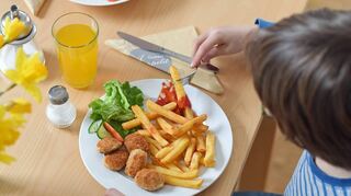 Zucker und Fast Food machen dick: Besonders häufiger Konsum gesüßter Getränke fördert nach Studiendaten Übergewicht.