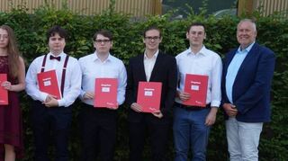 Die Klasse ITG13: Robert Barth, Lara Heß, Marian Kirschning, Denis Krüger, Luis Menikheim, Lukas Rodrigues Thoma, Paul Rückert, Uyen Truong Thanh, Truc Truong Viet, Elias Wagenblast, Joshua Weid und Julian Welz mit Klassenlehrer Thomas Beiersdorf.