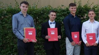 Die Klasse TG13: Lara Friedrich, Cedric Göller, Fabian Gundling, Luca Hasenfuß, Niklas Löhr, Jannik Metzger, Finn Noe, Moritz Simon, Jule Ulshöfer und Henning Zeller mit Klassenlehrer Dr. Joachim Schroth.