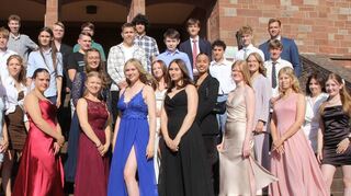 Groß ist die Freude bei den Zehntklässlern der Külsheimer Pater-Alois-Grimm-Schule über ihren Realschulabschluss.