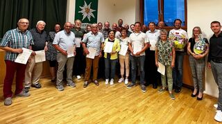 Die Jubilare der Sektion Buchen des Deutschen Alpenvereins, der Beschließende Vorstand, die verabschiedeten anwesenden Vorstandsmitglieder Udo Jaschek, Ronny Seifert und die geehrten Aktiven Eva Weber und Tobias Häfner.