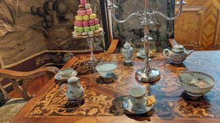 Nach dem Prinzip der „gelebten Geschichte“ werden die „Schönen Gemächer“ im Weikersheimer Schloss präsentiert. Unser Bild zeigt eine historische Kaffeetafel.
