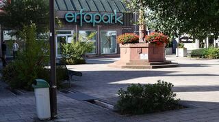 Der Bürgermeister-Schmider-Platz bleibt so, wie er momentan aussieht: Die Firma Schoofs verzichtet auf die geplanten Kurzzeitparkplätze, was Bürgermeister Volker Rohm „schade“ findet.