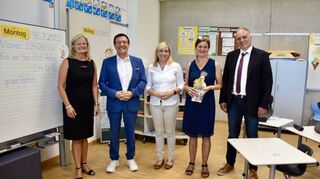 Bürgermeisterin Anette Schmidt, Landtagsvizepräsident Prof. Dr. Wolfgang Reinhart, Bundestagsabgeordnete Nina Warken, SBBZ-Leiterin Sabine Stahr-Busch und Rektor Christian Wamser in einem der neuen Klassenzimmer im Sonderpädagogischen Bildungs- und Beratungszentrum.