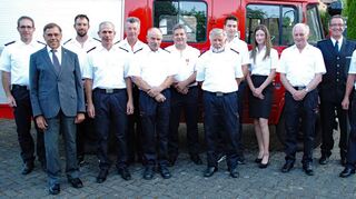 Abteilungskommandant Uwe Schneider (rechts) mit Verantwortlichen aus dem Feuerwehrwesen, den Beförderten und geehrten Mitgliedern