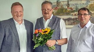 Verabschiedung bei Zippe: Das Bild zeigt (von links) Dr. Andreas Emrich, den künftigen Ruheständler Manfred Romstöck und dessen Nachfolger Frank Gellert.