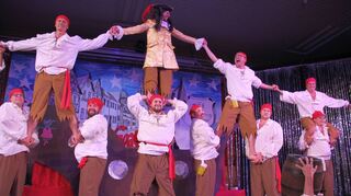 Die Damen im Saal flippten fast aus: Das Männerballett tanzte sich mit einer „Piraten-Show“ vor allem in die Herzen der Weiblichkeit; einer der Höhepunkte bei den beiden Prunksitzungen der Fastnachtsgesellschaft Werbacher Goaggerli in der Tauberhalle.