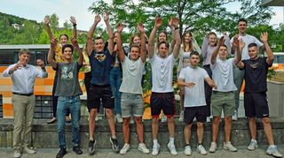 Fleißige „Faktenchecker“: Die KSM-Schüler der Stufe WG 12/3, hier zusammen mit Projektleiter Wolfgang Berger (rechts), der betreuenden Lehrerin Bettina Kraft (hinten, Erste von links) und Walter Kraus, stellvertretender Schulleiter und Abteilungsleiter des Wirtschaftsgymnasiums.