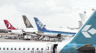 Fraport-Vorstandsvorsitzender Stefan Schulte sucht händeringend Mitarbeiter bei den Bodendiensten. Die Gehälter wurden in diesem Bereich um 14 Prozent angehoben.
