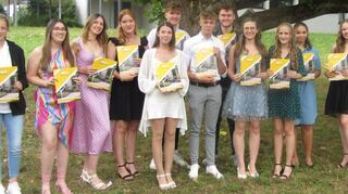 Die erfolgreichen Absolventen mit den Offiziellen.