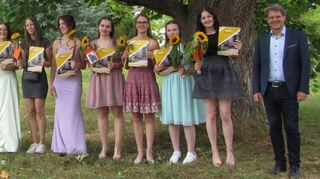 Die erfolgreichen Absolventen mit den Offiziellen.