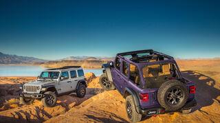 mid Groß-Gerau - Im ab sofort bestellbaren Modelljahr 2023 können Wrangler-Kunden auch die zwei neuen Außenfarben Earl (l.) und Reign ankreuzen.