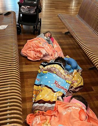 Erschöpft: die Kinder von Timo M. und seiner Familie am Flughafen Dalaman.