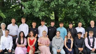 Die Abschlussklasse 9 mit Rektor Peter Pflüger, Konrektorin Gudrun Wolf und