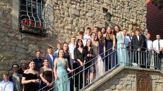 Abschlussklasse 10 mit Rektor Peter Pflüger, Konrektorin Gudrun Wolf,