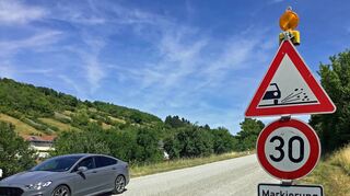Schotterpiste wäre übertrieben, aber jede Menge Split auf der Fahrbahn reicht auch aus für Ärger bei den Anwohnern im Bereich Neuweiler. Die Fahrbahnarbeiten laufen an der L 1020 ab Ortsausgang Niederstetten Richtung Köhl-Kaserne.