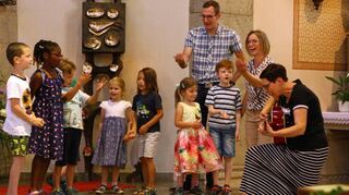 Die Kindergartenkinder von St. Michael und St. Martin erfreuten mit ihrem Lied „Wir feiern heut’ ein Fest“.