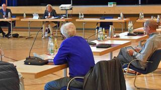 Sitzung des Tauberbischofsheimer Gemeinderats in der Stadthalle: Nachdem das Verwaltungsgericht Stuttgart der Anfechtung der Gemeinderatswahl von 2019 stattgegeben hat, ging nach dem Landratsamt des Main-Tauber-Kreises auch die Kreisstadt in Berufung. Nun hat der Verwaltungsgerichtshof in Mannheim das Urteil bestätigt.