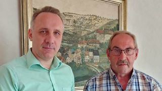 Artur Wirtz (links) ehrte Alfred Ehrmann für seine 25-jährige Tätigkeit als Beckenwärter.