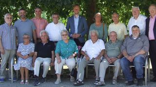 Treue Mitglieder des Wertheimer SPD-Ortsvereins wurden geehrt: (sitzend, von links) Jutta Merkert, Wolfgang Stapf, Ingeborg Schulz, Ewald Dosch, Walter Link, Heinz Staubitz (stehend, von links) Wilfried Dengel, Patrick Schönig, Boris Kellner, Erich Kern, Oberbürgermeister Markus Herrera Torrez, Edith Leis, Dr. Günther Heger, Reiner Schwing und Thomas Kraft.