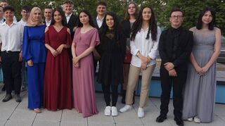 Die Abschlussklassen 9a (Bild links) und 9b der Haupt- und Werkrealschule am Schulzentrum am Wört in Tauberbischofsheim.