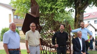 Ein Kunstwerk von Bálazs Némethy ziert die Ortsmitte von Oberneudorf.
