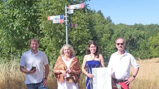 Über die neue Beschilderung des Wein-Tauber-Wanderwegs freuen sich (von links) Reicholzheims Ortsvorsteher Sebastian Sturm, Christiane Förster und Andrea Schlör von der Tourismus Wertheim und Wegewart Willi Thanninger.