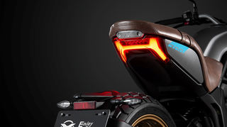 mid Berlin - Die CFMoto 700CL-X zeigt Nachfahrenden ein prägnantes Heck.