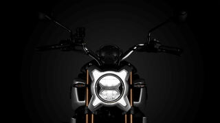 mid Berlin - Strahlend: Die CFMoto 700CL-X verfügt über adaptives Kurvenlicht.