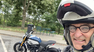 mid Berlin - Selfie mit Testgefährt: mid-Autor Rainer Unruh hat die CFMoto 700CL-X ausführlich ausprobiert.