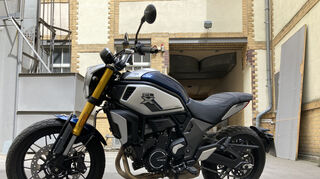 mid Berlin - Klein und handlich: das Naked Bike CFMoto 700CL-X vor der Testfahrt.