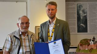 Kurt Bauer erhielt anlässlich seines 80. Geburtstag von OB Markus Herrera Torrez die Stadtmedaille in Bronze.