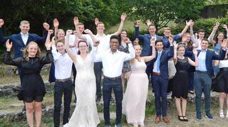 Grund zum Jubeln: Alle Schülerinnen und Schüler der Abschlussklassen am Bildungszentrum Niederstetten haben die Schule erfolgreich abgeschlossen.