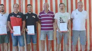 Die Geehrten des SV Waldhausen mit dem Vorsitzenden Matthias Schüßler (links) und dem stellvertretenden Fußballkreisvorsitzenden Christoph Walter (rechts): Fabian Henn, Simon Haber, Daniel Schellig, Julian Fischer, Heiko Lowak und Alexander Arndt (von links). Thorsten Fritz war zur Ehrung nicht anwesend.
