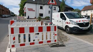 Kaum war die Hauptwallfahrtszeit vorbei, rückten in der Adolf-Kolping-Straße zum dritten Mal innerhalb weniger Wochen die Baufahrzeuge an. Der Grund: ein an mehreren Stellen beschädigtes Telefonkabel.